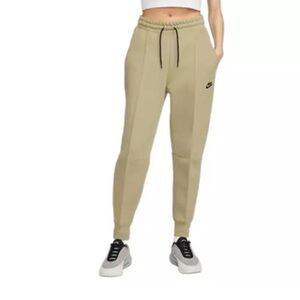 NWT Women's Nike Sportswear Tech Fleece Mid Rise Joggers Medium Short